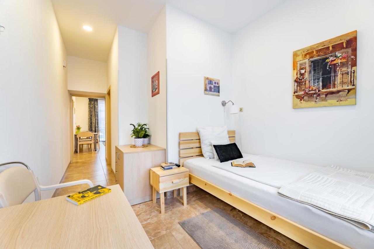 Apartment Bright Sunny In Quiet Area *