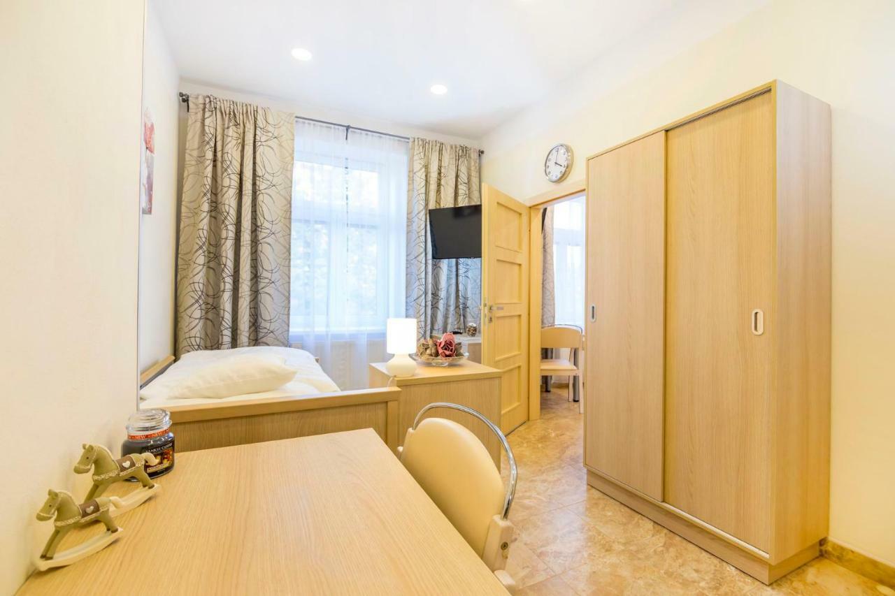 Apartment Bright Sunny In Quiet Area Prague