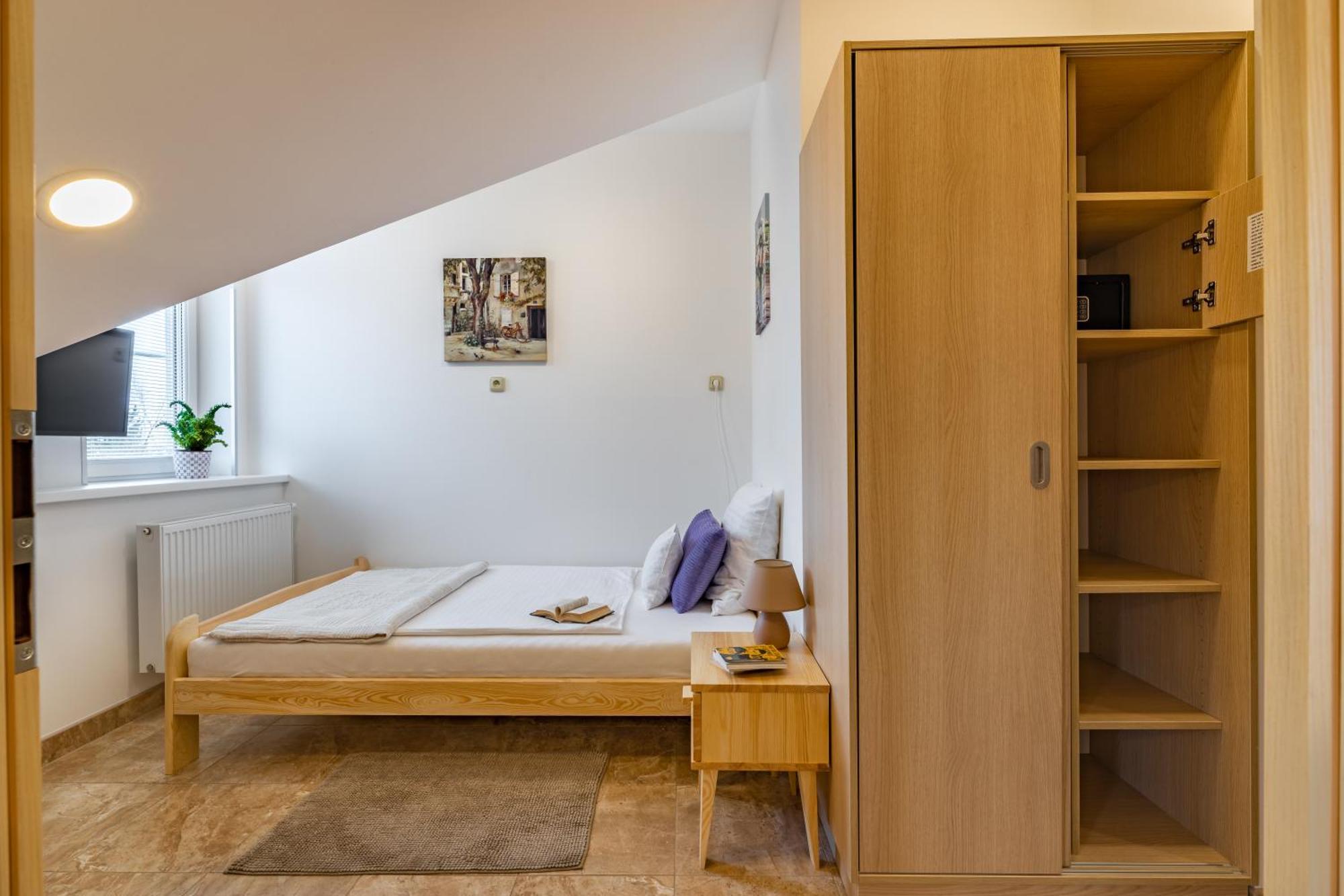 Apartment Bright Sunny In Quiet Area Prague