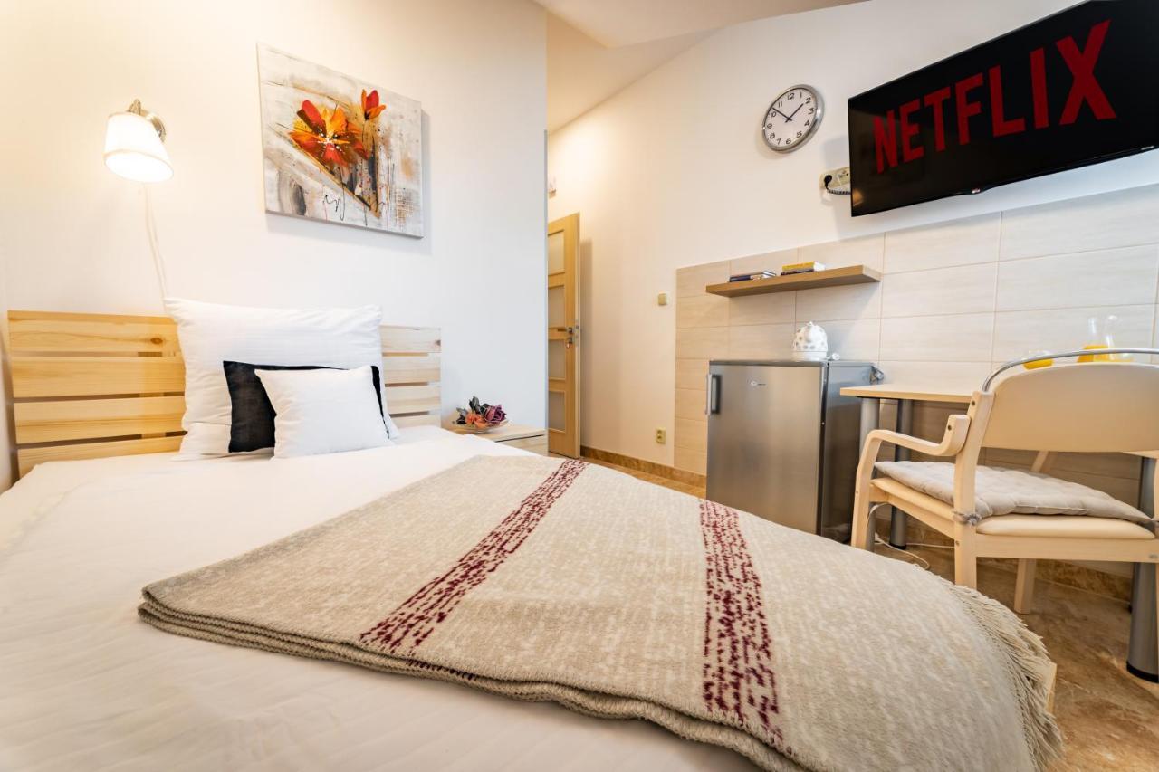Bright Sunny In Quiet Area Apartment *