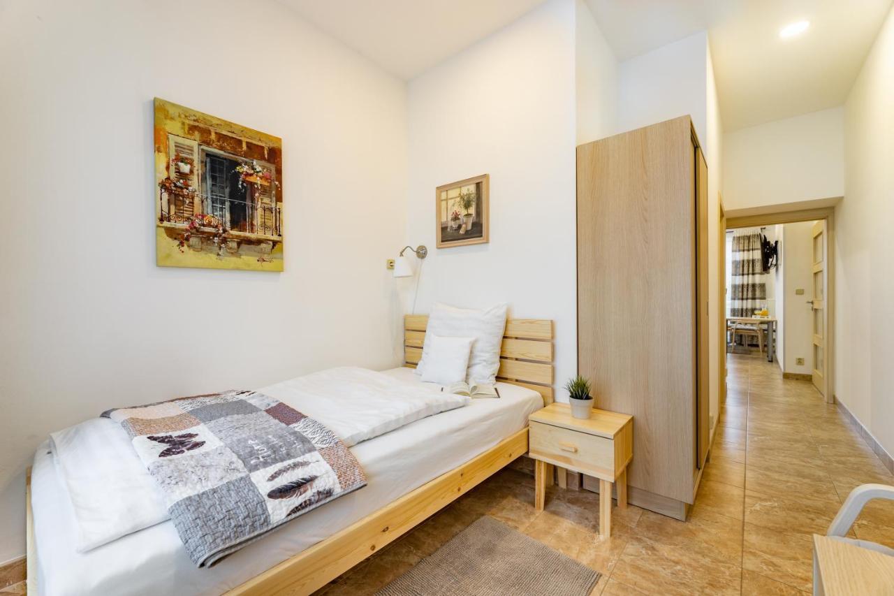 Bright Sunny In Quiet Area Apartment *