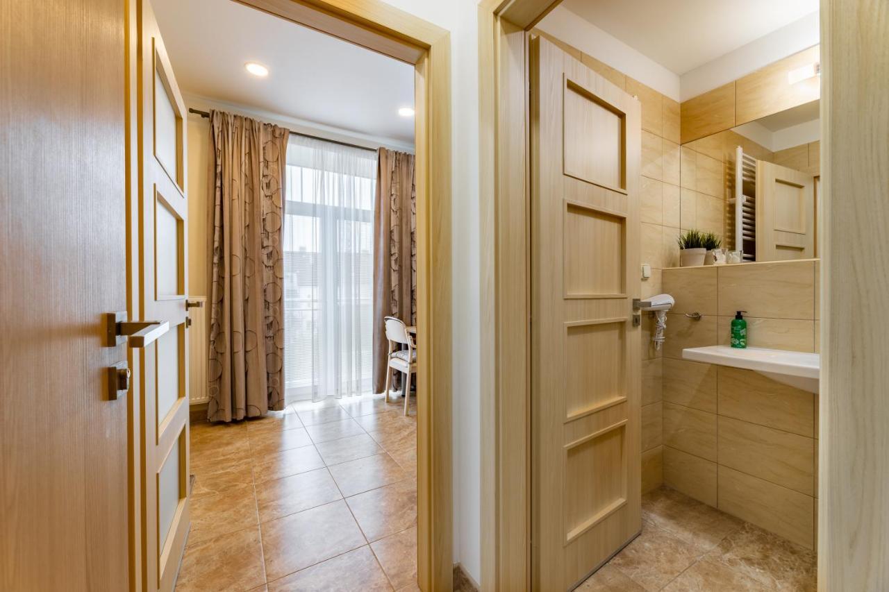 Bright Sunny In Quiet Area Apartment *