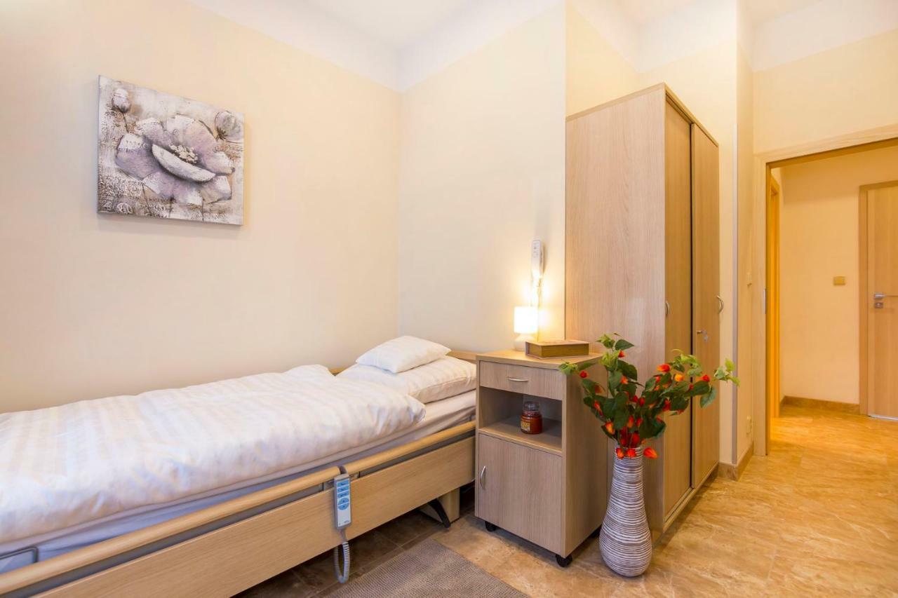 Bright Sunny In Quiet Area Apartment *