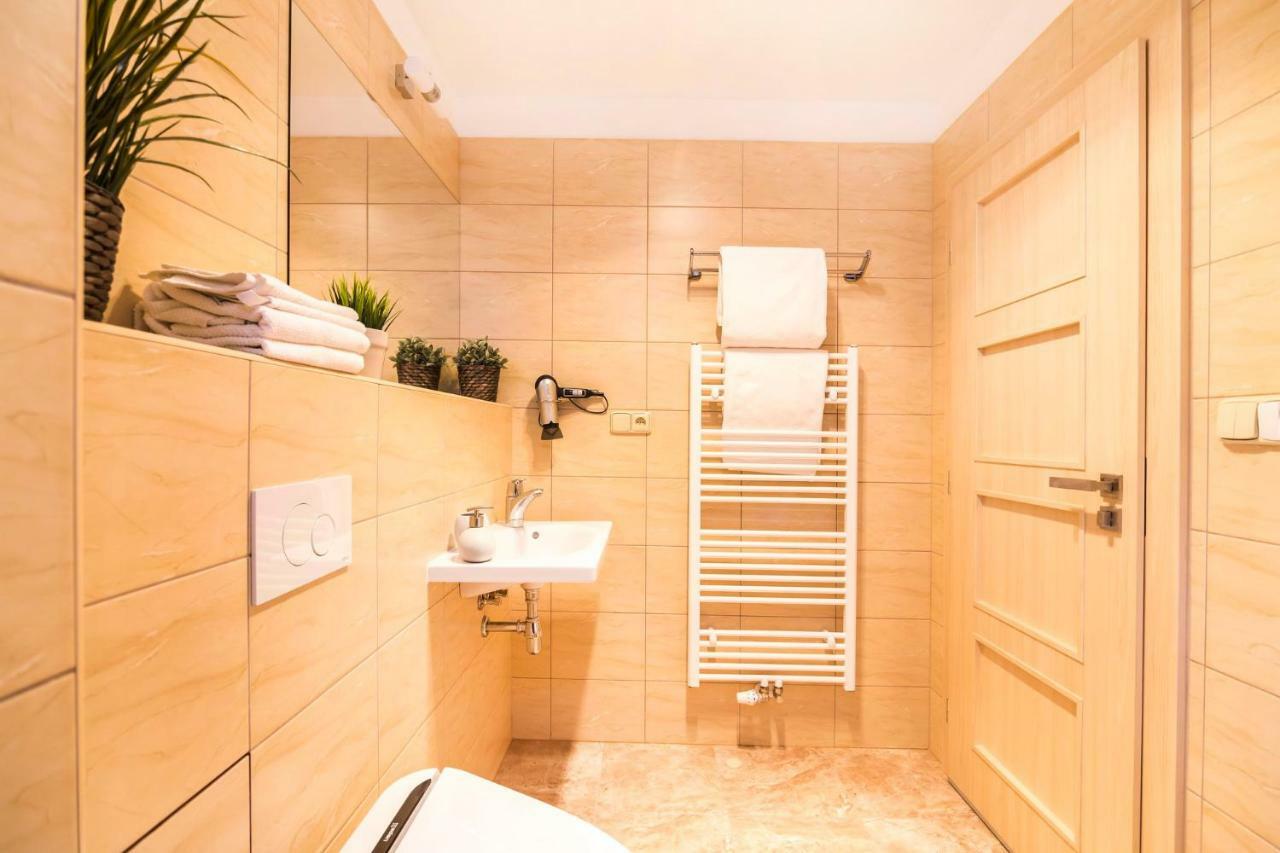 Bright Sunny In Quiet Area Apartment *