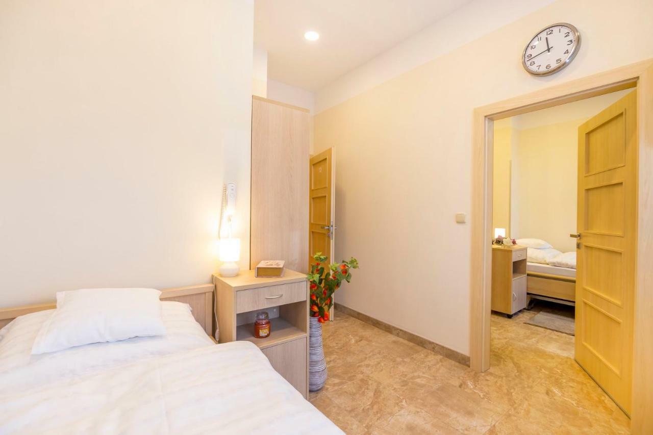 Apartment Bright Sunny In Quiet Area Prague