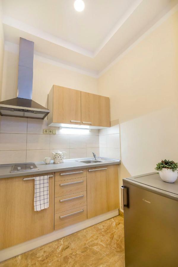 Bright Sunny In Quiet Area Apartment *